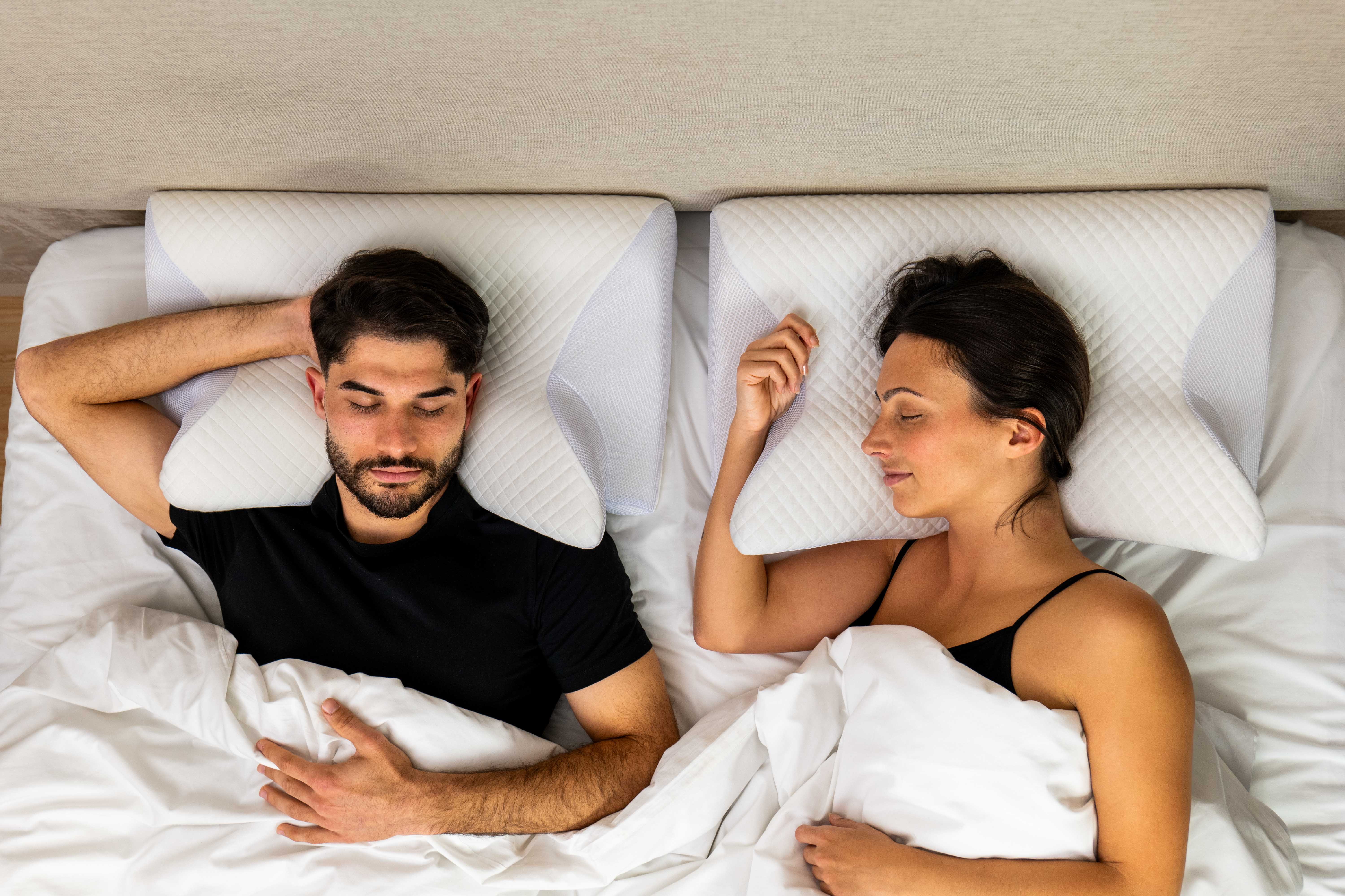 Femme heureuse au réveil avec oreiller